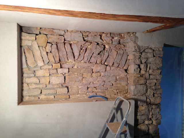 Sablage à sec pour le nettoyage de murs en pierre aux Reussilles