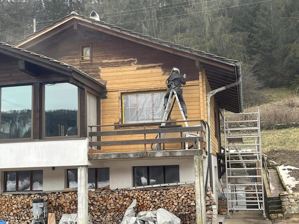 Aérogommage d&rsquo;une maison type chalet