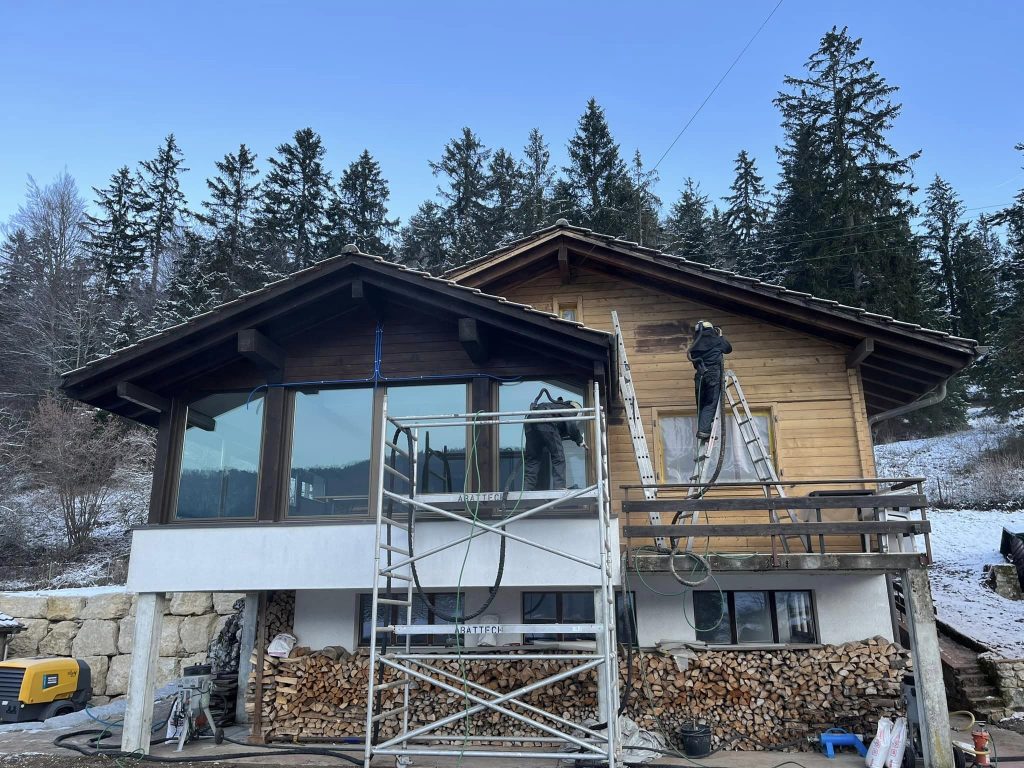 Aérogommage d&rsquo;une maison type chalet