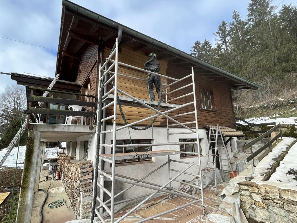 Aérogommage d&rsquo;une maison type chalet